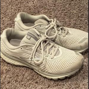 Brooks size 9